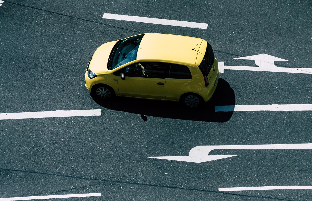 Auto na ceste – ilustračná fotografia k článku „Pokuta za jazdu bez PZP 2026: výšky sankcií a ako sa im vyhnúť“