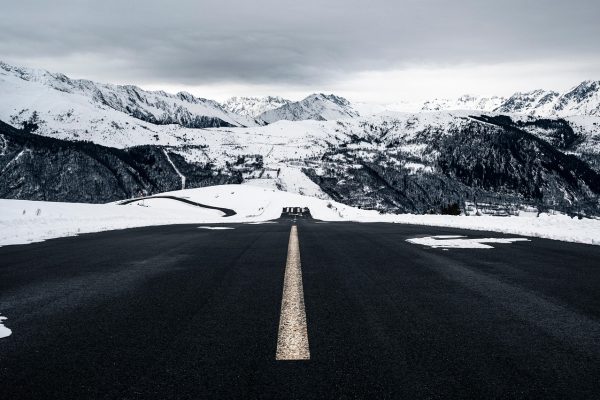 Letisko a cestovanie – ilustračná fotografia k článku „Cestovné poistenie 2026: čo je povinné a čo je len voliteľné“