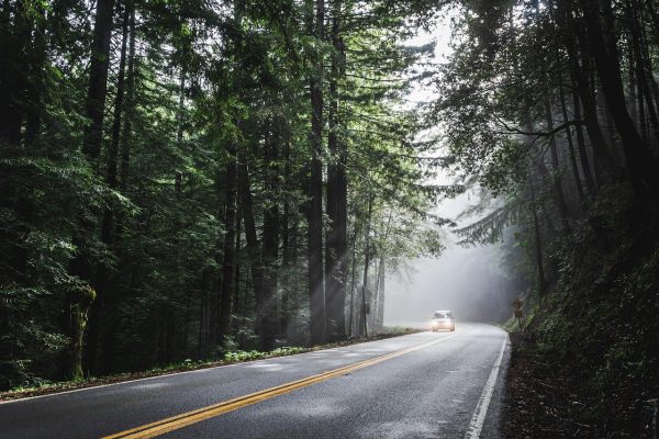 Auto počas jazdy – ilustračná fotografia k článku „Havarijné poistenie 2026: čo kryje, aké sú výluky a ako vybrať správnu ochranu auta“
